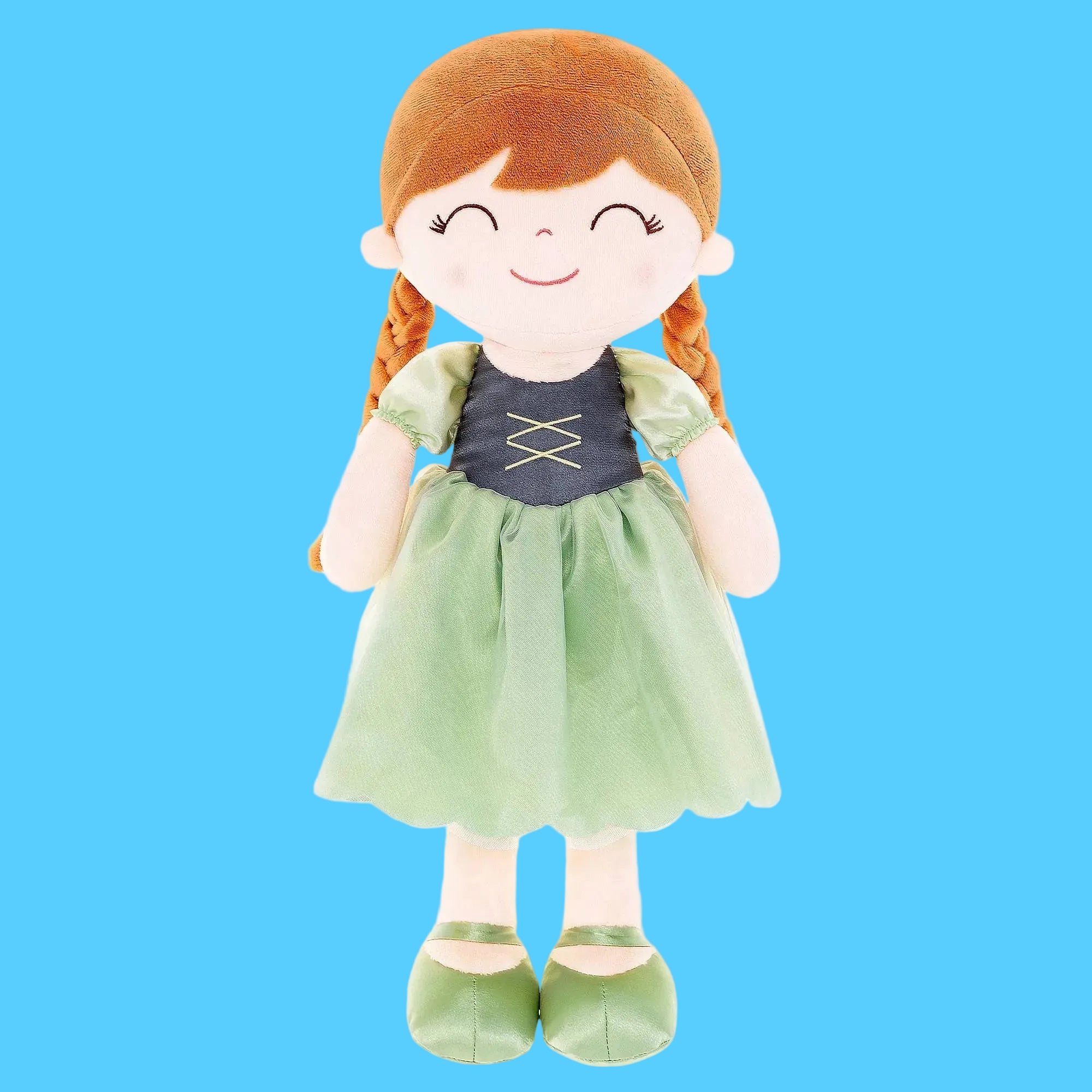 Boneca de pano artesanal inspirada na personagem Princesa Anna, com duas tranças de cabelo ruivo, usando vestido com corpete preto com detalhes trançados dourados e saia verde-claro, sobre fundo azul claro.