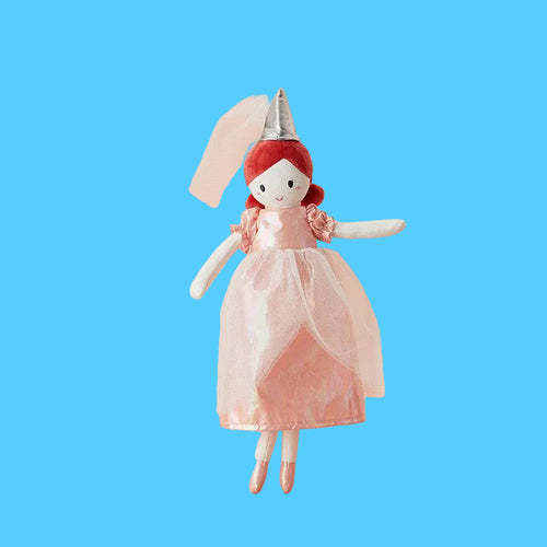 Boneca de pano artesanal em formato de fada ou princesa, com cabelo vermelho, usando um chapéu de cone prateado com véu rosa e um vestido rosa brilhante com saia de tule, sobre fundo azul claro.