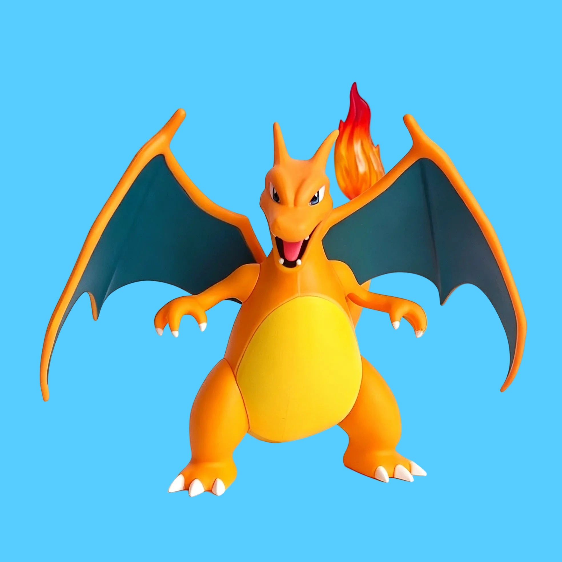 Brinquedo Articulado do Pokémon Charizard em pé com Asas Abertas