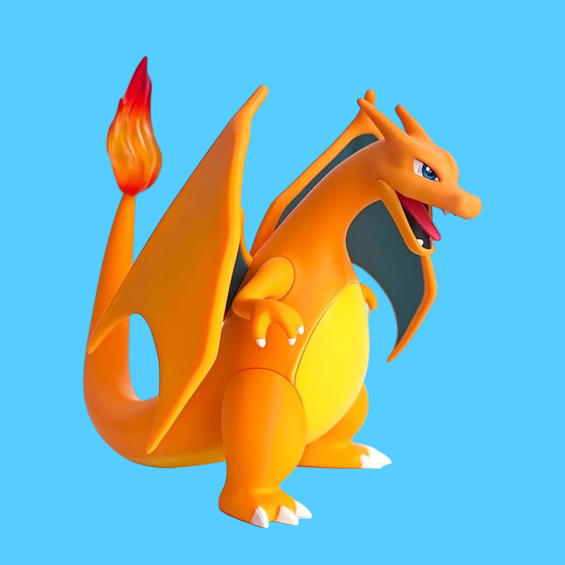 Brinquedo Articulado do Pokémon Charizard em pé com Asas Abertas