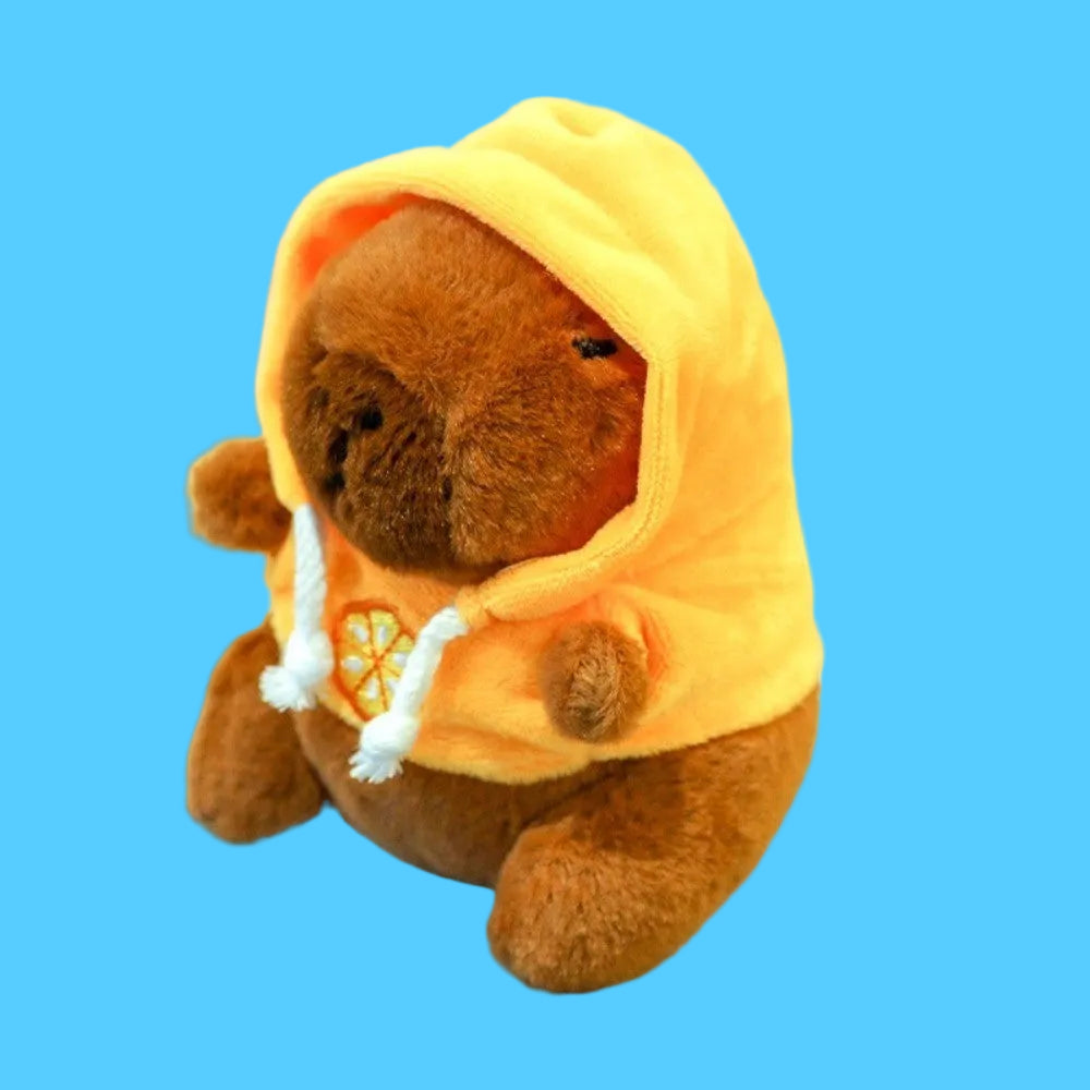Brinquedo e Chaveiro de Pelúcia de Capivara Marrom Usando um Moletom Amarelo com Capuz e Estampa de Laranja