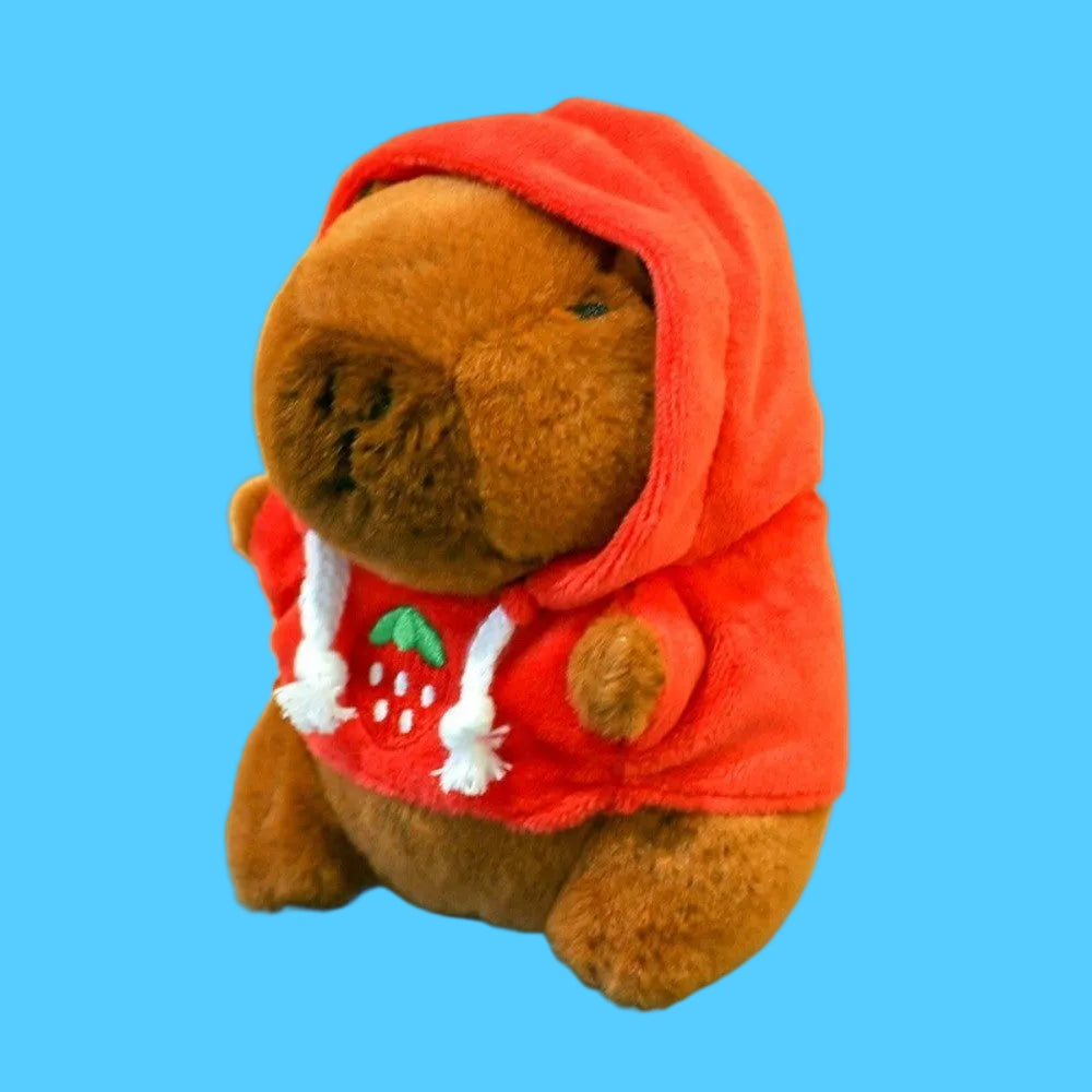 Brinquedo e Chaveiro de Pelúcia de Capivara Marrom Usando um Moletom Vermelho com Capuz e Estampa de Morango