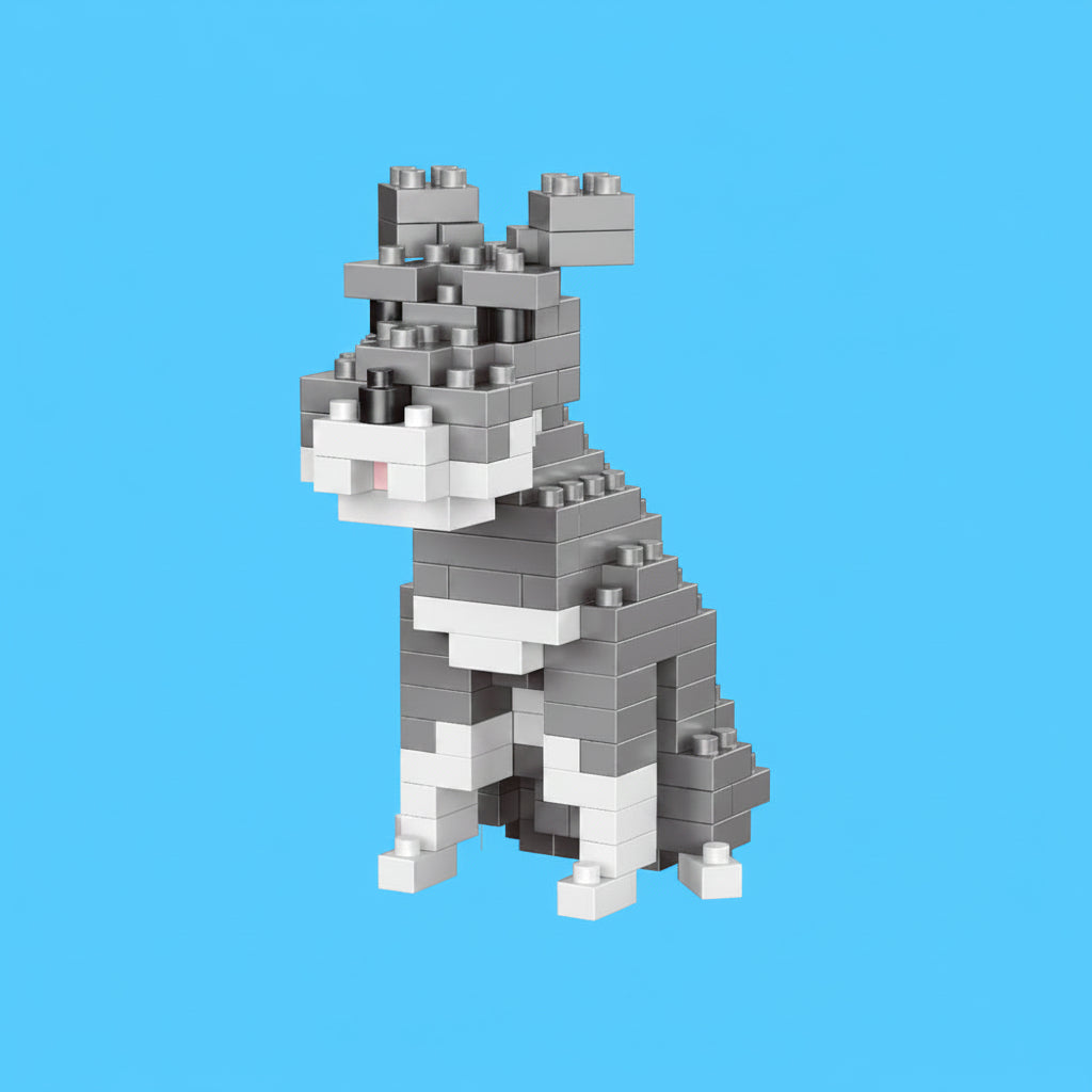 Cachorro da raça Schnauzer montado com mini blocos de construção cinza e branco, em posição sentada sobre um fundo azul claro.
