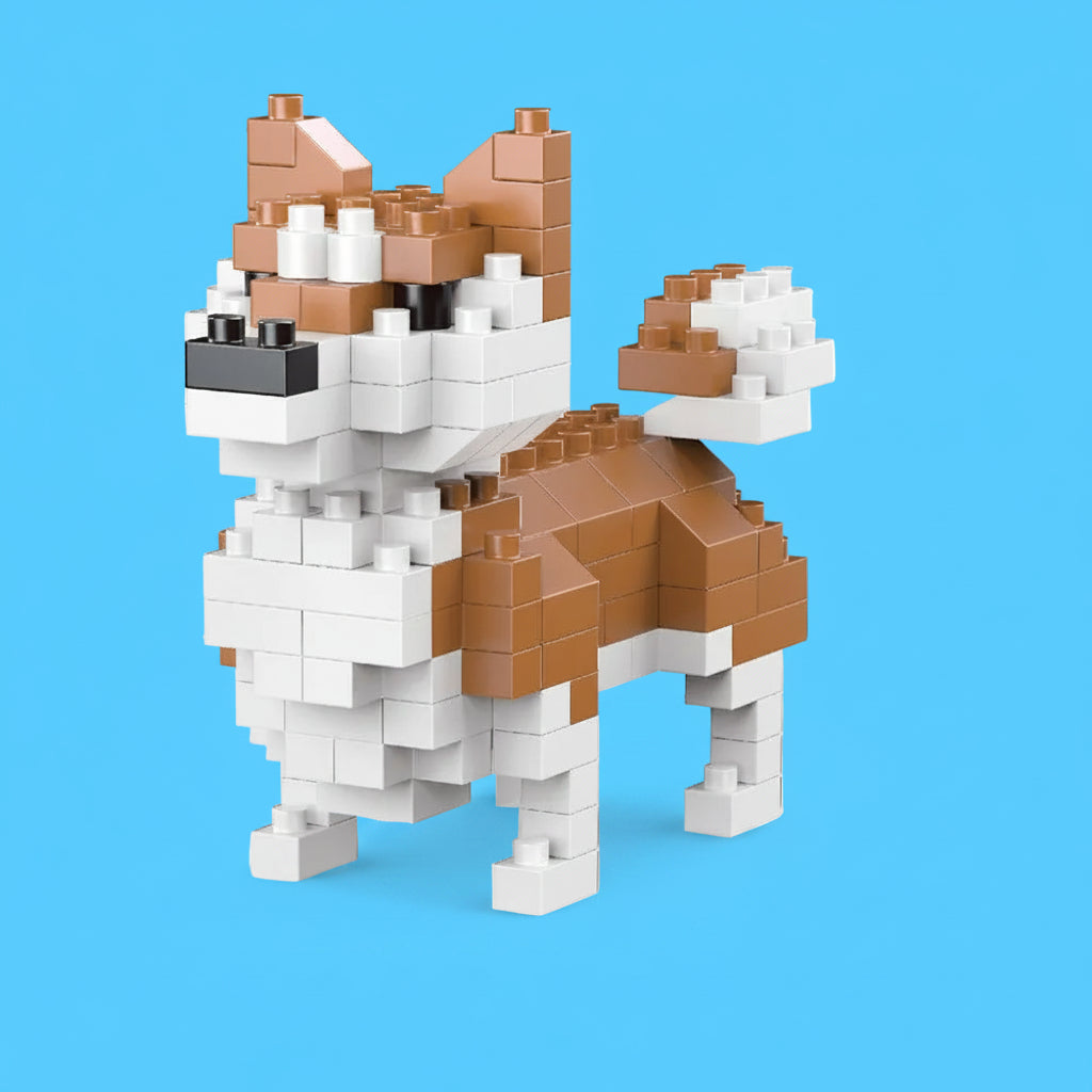Cachorro da raça Shiba Inu montado com mini blocos de construção nas cores marrom e branco, com orelhas erguidas e cauda curvada, sobre fundo azul claro
