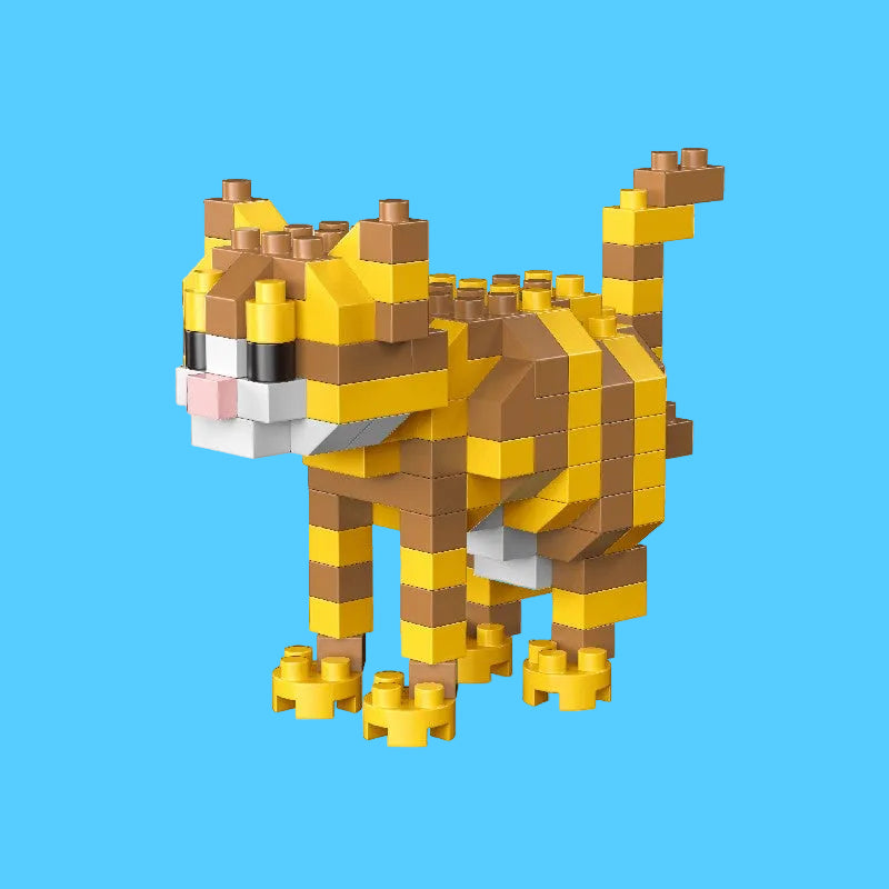 Gato malhado laranja montado com mini blocos de construção com listras amarelas e marrons, focinho branco e cauda listrada levantada, sobre fundo azul claro