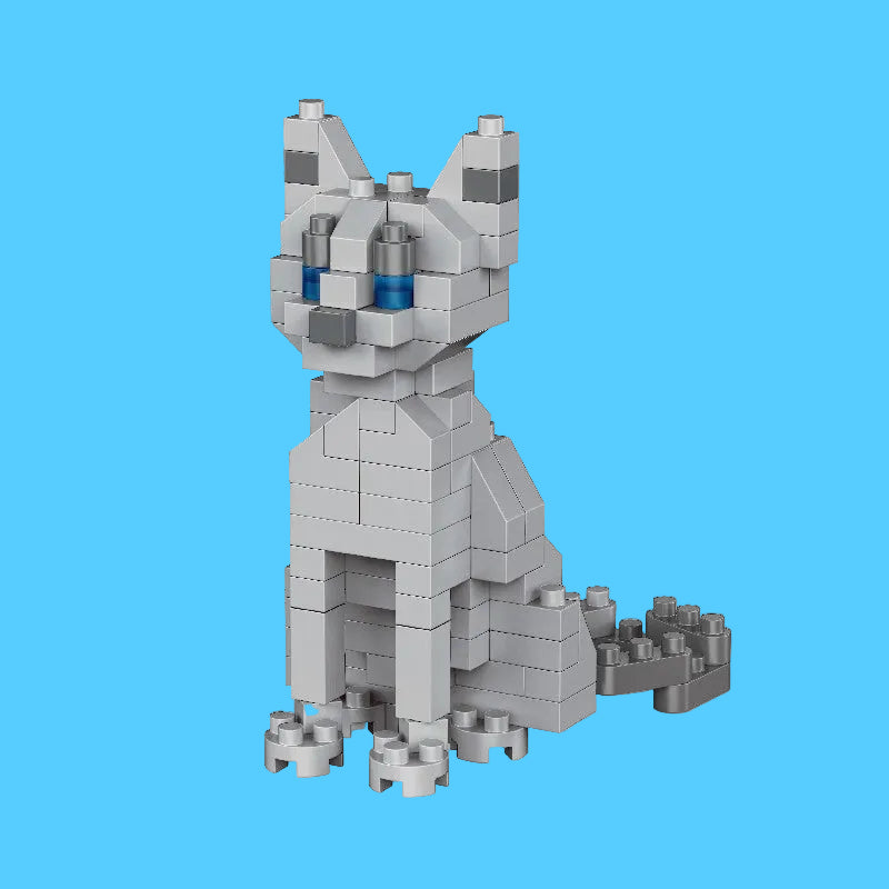 Gato da raça Siamês montado com mini blocos de construção nas cores branco e cinza claro, com marcantes olhos azuis, posicionado sobre fundo azul claro.