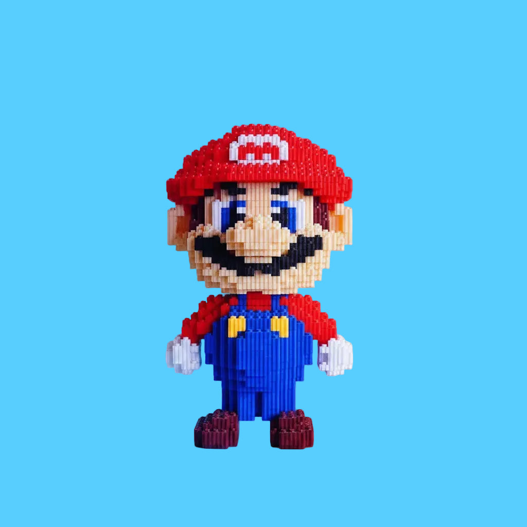 Boneco do personagem Mario de Super Mario Bros montado com mini blocos de construção, usando seu clássico macacão azul, camisa vermelha, luvas brancas e boné vermelho com a letra M, sobre fundo azul claro.