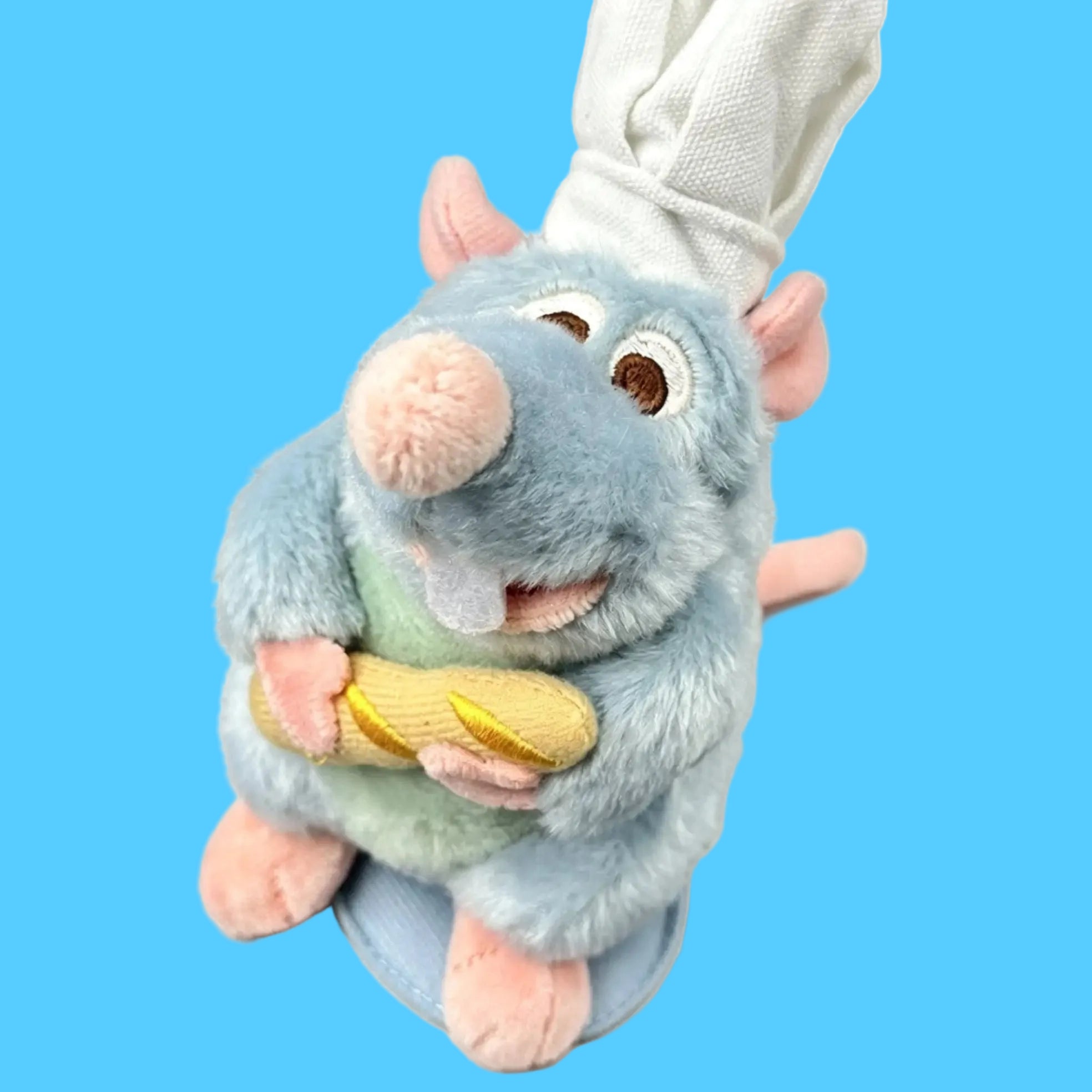 Brinquedo de Pelúcia do Rato Remy do Filme Ratatouille usando chapéu de Chef e segurando um pão baguete